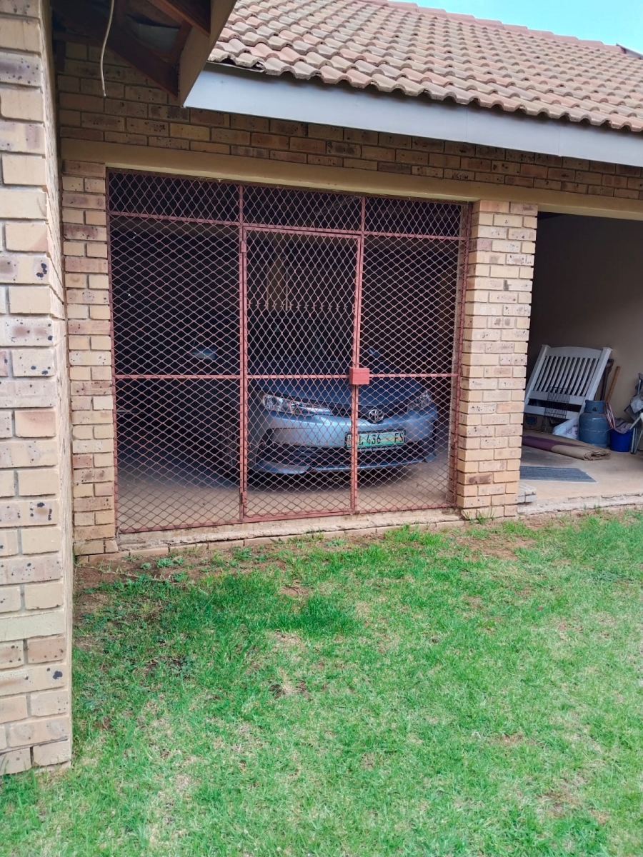 3 Bedroom Property for Sale in Langenhovenpark Free State